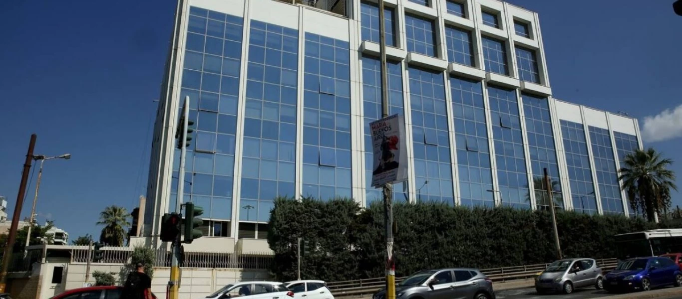 Επίθεση με μολότοφ στο κτίριο του ΣΚΑΪ - Κυβέρνηση: «Επίθεση στην... ελευθερία του λόγου» (και όλοι γέλασαν)